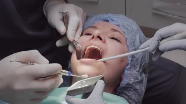 Diş hekimi işlem sırasında hasta ağzına kemik grefti malzemesi uygular. Enstrümanlar ve vakum aracı materyalin kesin yerleştirilmesinde yardımcı olur