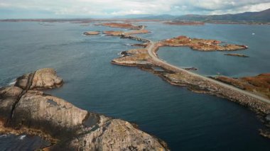 Atlantik Okyanusu yolu, Norveç 'in ham güzelliğiyle mühendisliği harmanlayan çok sayıda kayalık ada boyunca uzanır. Köprüler su üzerinde kara parçalarını birbirine bağlar