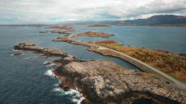 Atlantik Okyanusu yolu zarif bir şekilde küçük adalar ve adalar dizisi boyunca kıvrılır. Norveç kıyıları ve dağları eşsiz bir mühendislik başarısı ile