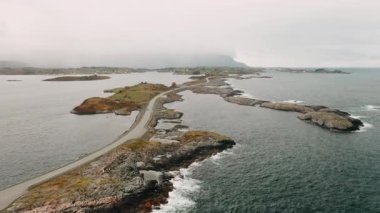 Birçok kayalık adayı birbirine bağlayan dolambaçlı yolu olan Atlantik Okyanusu yolu. Puslu dağlara ve sakin sulara karşı dramatik mühendislik harikası