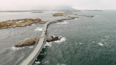 Atlantik Okyanusu yolu birçok adayı birbirine bağlayan dramatik kıvrımları ve köprüleri vurguluyor. Norveç kıyı şeridinin mühendislik harikalarından geçen arabalar