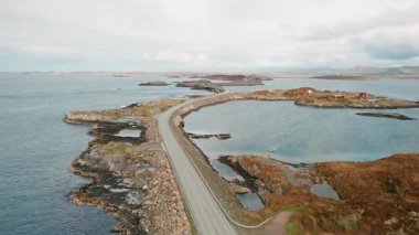 Atlantik Okyanusu 'nun manzaralı yolu engebeli kıyı şeridinde sakin mavi sulardaki küçük adaları birbirine bağlıyor. Norveç 'in uzak ve vahşi güzelliği