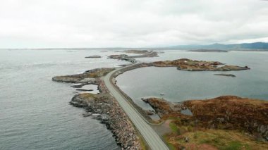 İkonik Atlantik okyanus yolu bir dizi küçük ada ve skerry boyunca esiyor. Serpentine yolu dramatik yollar sunan kara parçalarını birbirine bağlar.