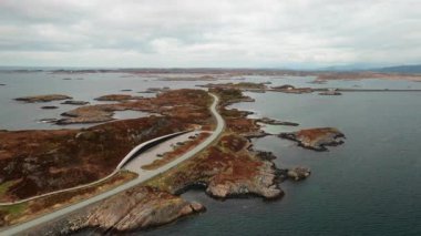 Geniş Atlantik okyanus yolu zarif bir şekilde küçük adalarda ve dar kanallarda zikzak çiziyor. Norveç bulutlu gökyüzü altında kıyı coğrafyasına meydan okuyor