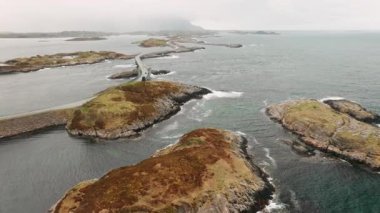 Atlantik Okyanusu yolu ve deniz arasındaki etkileşim kayalık kıyıların yakınında dalgalar kırılıyor. Norveç 'te dramatik hava şartları zorlu bir ortamı vurguluyor