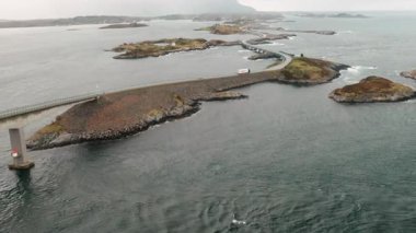 Atlantik Okyanusu yolu karmaşık ada ağını birbirine bağlar. Nadir bitki örtüsüne sahip dağınık adacıklar Norveç 'in eşsiz sahil coğrafyasını sergiliyor