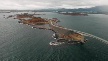 Atlantik Okyanusu yolu engebeli araziyi küçük adalarla karşılıyor. Yol, Norveç 'te olağanüstü bir mühendislik örneği olan suyun üzerinde zarifçe kıvrılır.