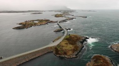 Atlantik okyanus yolunun karmaşık mühendisliği birçok adayı zarifçe dolaşır. Sarmal yol anakara ve ada arasında çarpıcı bir bağlantı sunuyor.