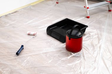 Boya kutusu ve silindir yenilenmeye hazır plastik kaplı bir odada yatıyor.. 