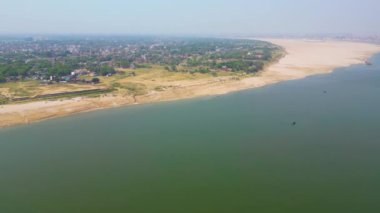 Varanasi Hindistan 'daki Ganga Nehri ve Ghat manzarası