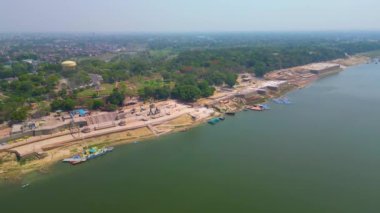 Varanasi Hindistan 'daki Ganga Nehri ve Ghat manzarası
