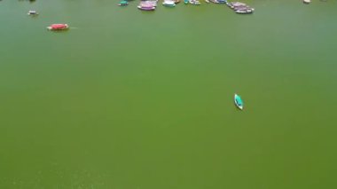 Varanasi Hindistan 'daki Ganga Nehri ve Ghat manzarası