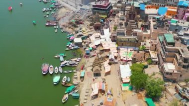 Varanasi Hindistan 'daki Ganga Nehri ve Ghat manzarası