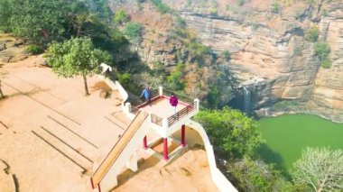 Rajdari ve Devdari şelaleleri İHA 'nın geniş yeşil Chandraprabha Vahşi Yaşam Sığınağı manzarası içinde yer almaktadır.