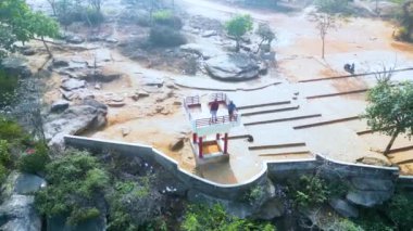 Rajdari ve Devdari şelaleleri İHA 'nın geniş yeşil Chandraprabha Vahşi Yaşam Sığınağı manzarası içinde yer almaktadır.