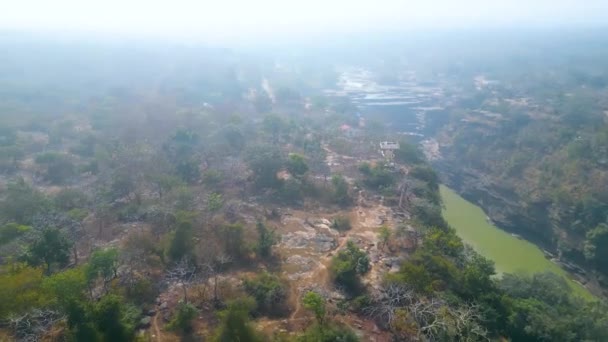 Rajdari Devdari Fossene Ligger Innenfor Den Frodige Grønne Chandraprabha Wildlife – stockvideo