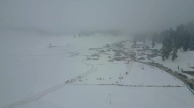 Kaşmir 'in güzel manzarası. Kar yağışı, Jammu ve Kashmir, Hindistan..