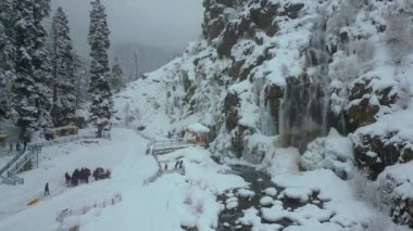 Kaşmir 'in güzel manzarası. Kar yağışı, Jammu ve Kashmir, Hindistan..