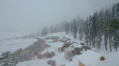 Kaşmir 'in güzel manzarası. Kar yağışı, Jammu ve Kashmir, Hindistan..