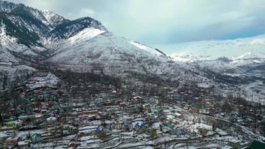 Kaşmir 'in güzel manzarası. Kar yağışı, Jammu ve Kashmir, Hindistan..