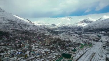 Kaşmir 'in güzel manzarası. Kar yağışı, Jammu ve Kashmir, Hindistan..
