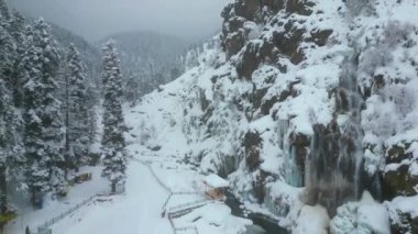 Kaşmir 'in güzel manzarası. Kar yağışı, Jammu ve Kashmir, Hindistan..