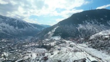 Kaşmir 'in güzel manzarası. Kar yağışı, Jammu ve Kashmir, Hindistan..
