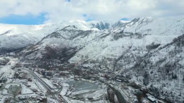 Kaşmir 'in güzel manzarası. Kar yağışı, Jammu ve Kashmir, Hindistan..