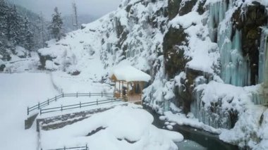 Kaşmir 'in güzel manzarası. Kar yağışı, Jammu ve Kashmir, Hindistan..