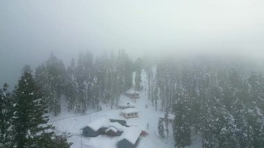 Kaşmir 'in güzel manzarası. Kar yağışı, Jammu ve Kashmir, Hindistan..