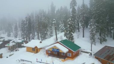 Kaşmir 'in güzel manzarası. Kar yağışı, Jammu ve Kashmir, Hindistan..