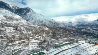 Kaşmir 'in güzel manzarası. Kar yağışı, Jammu ve Kashmir, Hindistan..