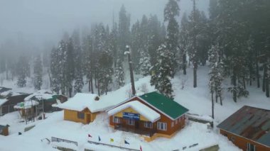 Kaşmir 'in güzel manzarası. Kar yağışı, Jammu ve Kashmir, Hindistan..