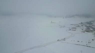 Kaşmir 'in güzel manzarası. Kar yağışı, Jammu ve Kashmir, Hindistan..