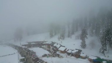 Kaşmir 'in güzel manzarası. Kar yağışı, Jammu ve Kashmir, Hindistan..