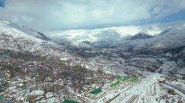 Kaşmir 'in güzel manzarası. Kar yağışı, Jammu ve Kashmir, Hindistan..