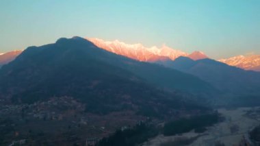 Manali Dağı Yeşil Arazi Hava Manzarası Citi ve Snow Hills Kokser ve Sonmarg
