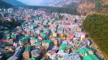 Manali Dağı Yeşil Arazi Hava Manzarası Citi ve Snow Hills Kokser ve Sonmarg