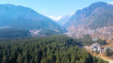 Manali Dağı Yeşil Arazi Hava Manzarası Citi ve Snow Hills Kokser ve Sonmarg