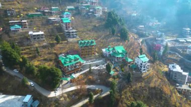 Manali Dağı Yeşil Arazi Hava Manzarası Citi ve Snow Hills Kokser ve Sonmarg