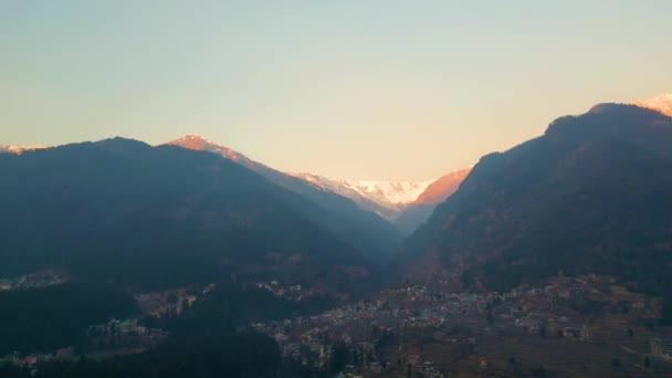 Vista Aérea Citi Manali Montaña Verde Paisaje Nieve Colinas Kokser — Vídeo de stock