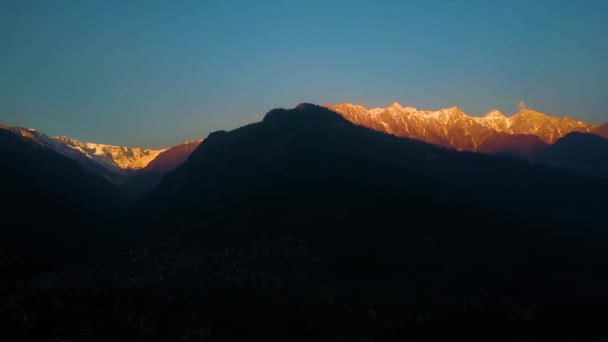 Vista Aérea Citi Manali Mountain Greenery Paisagem Snow Hills Kokser — Vídeo de Stock