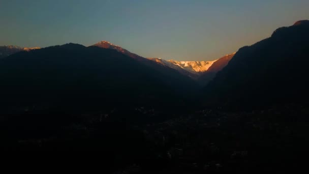 Letecký Pohled Citi Manali Horské Zeleně Krajina Zasněžené Kopce Kokser — Stock video