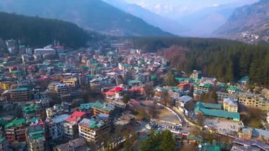 Manali Dağı Yeşil Arazi Hava Manzarası Citi ve Snow Hills Kokser ve Sonmarg 