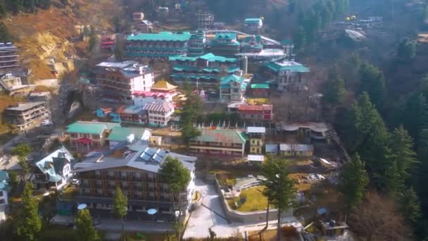 Luchtfoto Citi Van Manali Mountain Greenery Landschap Snow Hills Kokser — Stockvideo