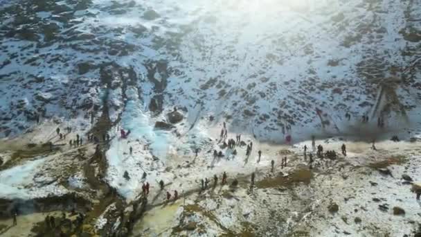 マナリ山の風景とスノーヒルズコクサーとソンマーグの空中ビュー — ストック動画