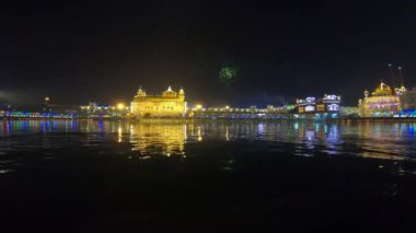 Altın Tapınak Amritsar Hindistan (Sri Harimandir Sahib Amritsar) Altın Tapınak 'ta Gurupurab' ı ve Havai fişekleri Kutla,