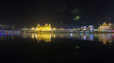 Altın Tapınak Amritsar Hindistan (Sri Harimandir Sahib Amritsar) Altın Tapınak 'ta Gurupurab' ı ve Havai fişekleri Kutla,