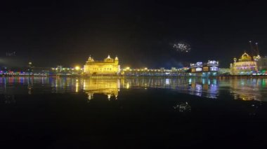 Altın Tapınak Amritsar Hindistan (Sri Harimandir Sahib Amritsar) Altın Tapınak 'ta Gurupurab' ı ve Havai fişekleri Kutla,