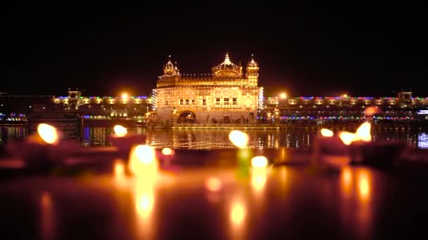 ゴールデンテンプルアムリッサールインド Sri Harimandir Sahib Amritsar ゴールデンテンプルと花火でグルパラブを祝います — ストック動画